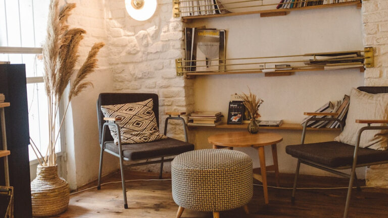 现代简约金属椅，时尚设计，坚固耐用